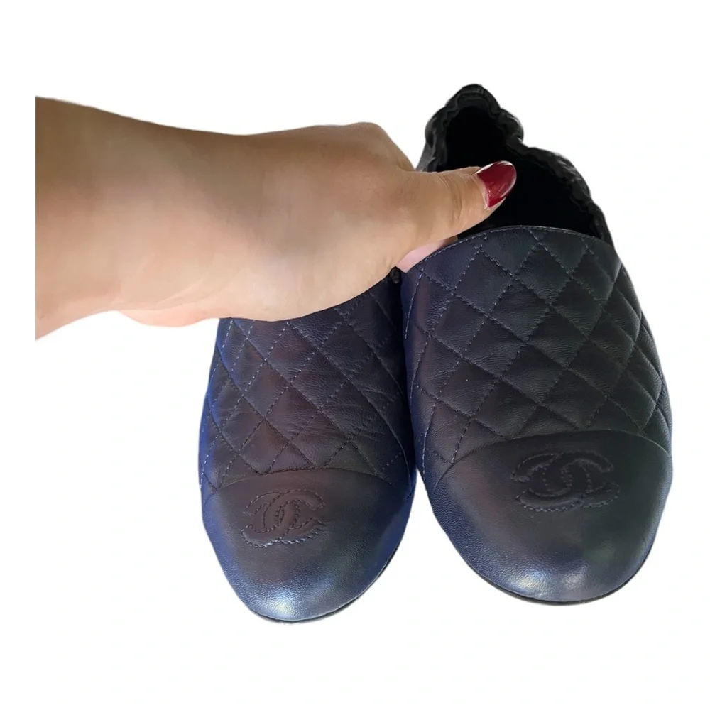 Chanel  shoes Loafers Navy Lamb leather quilted CC logo Flats sz 37.5 - Picture 11 of 11